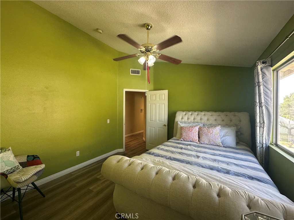 https://media.crmls.org/medias/8de40ebf-0937-4b4e-9a3f-fdaf9ec630bd.jpg?preset=X-Large