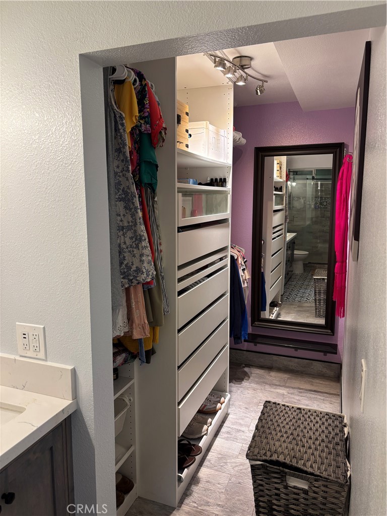 https://media.crmls.org/medias/8de47baf-ea3d-4c90-848e-6873048200ad.jpg?preset=X-Large