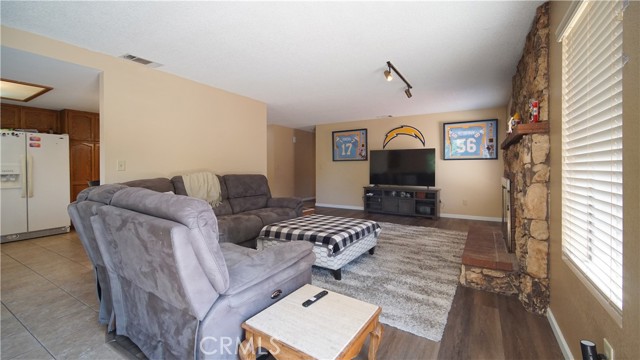 Detail Gallery Image 3 of 9 For 29320 Longhorn Dr, Canyon Lake,  CA 92587 - 3 Beds | 2 Baths