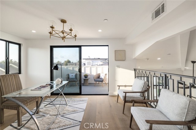 Detail Gallery Image 25 of 33 For 2414 Clark Ln #B,  Redondo Beach,  CA 90278 - 4 Beds | 4/2 Baths