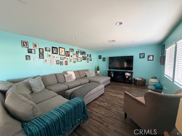 https://media.crmls.org/medias/8de8e4cd-6125-49bb-afe9-07464a557160.jpg?preset=X-Large
