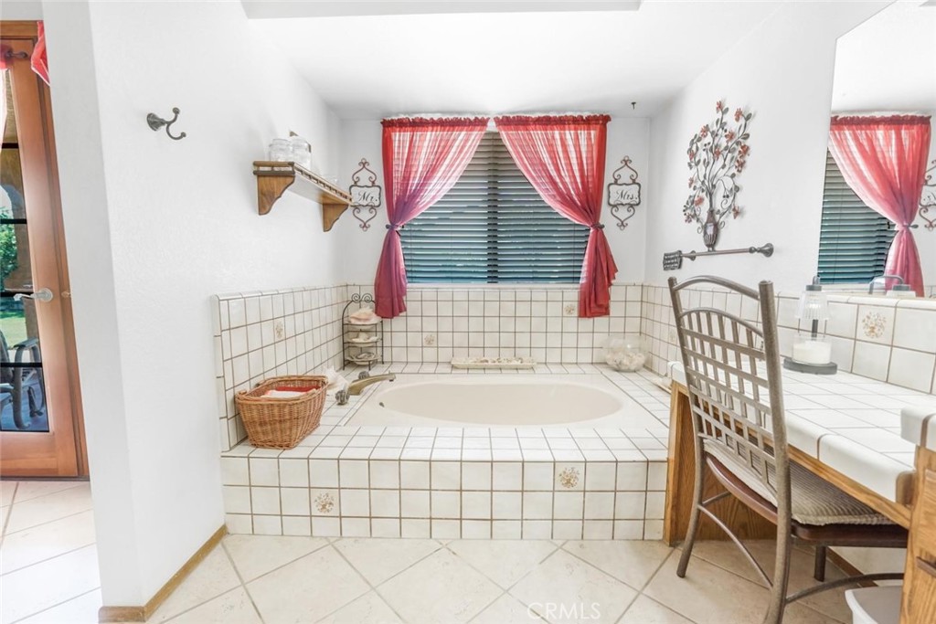 https://media.crmls.org/medias/8de9b9b3-da3c-44e5-b3d6-418f7b9420d8.jpg?preset=X-Large