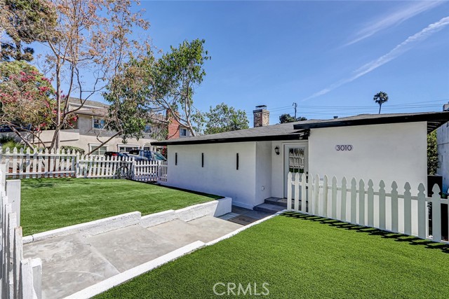 Detail Gallery Image 2 of 38 For 3010 Laurel Ave, Manhattan Beach,  CA 90266 - 4 Beds | 2 Baths