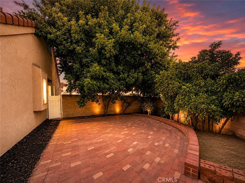 https://media.crmls.org/medias/8dee7482-eaa2-4f95-b49c-c58d06ab322b.jpg?preset=X-Large