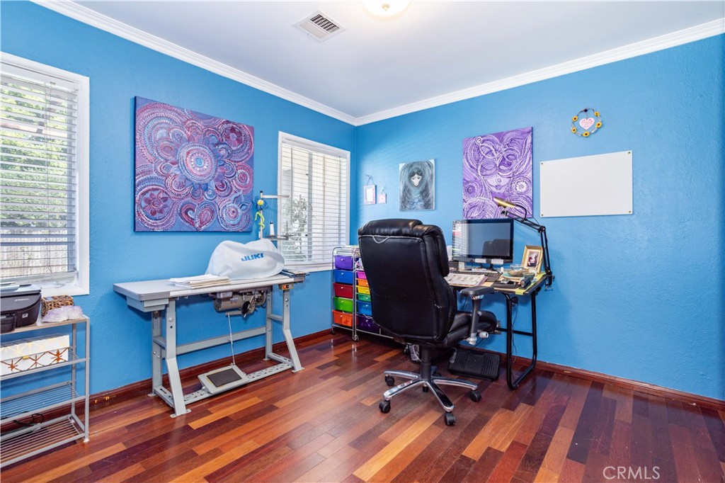 https://media.crmls.org/medias/8defbf8a-25b2-442d-aedb-67a7bfba3065.jpg?preset=X-Large