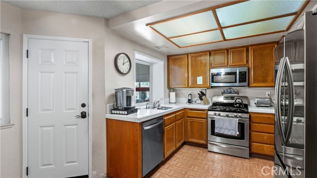 Detail Gallery Image 10 of 33 For 10847 Spyglass Dr, Rancho Cucamonga,  CA 91730 - 4 Beds | 3 Baths