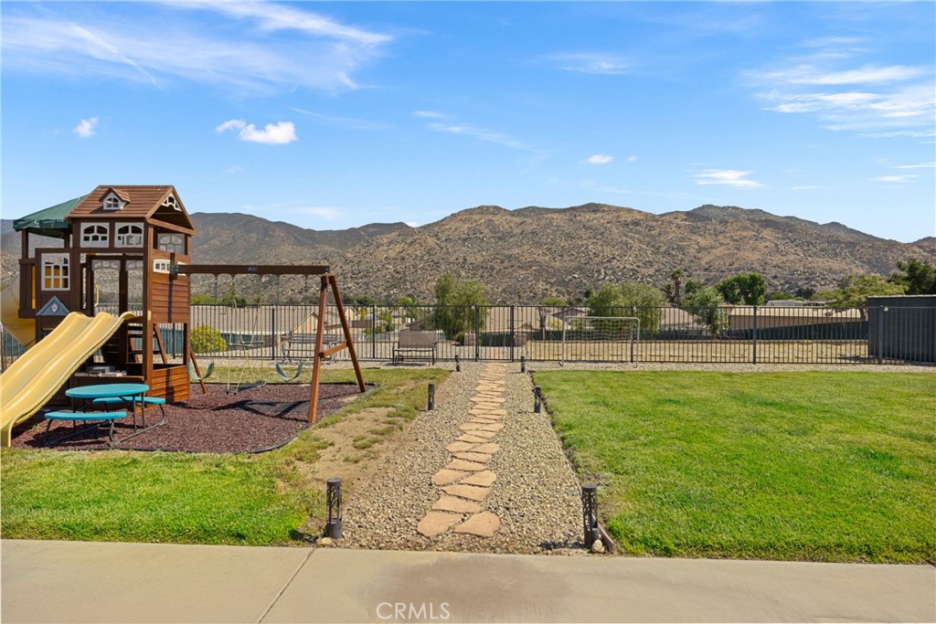https://media.crmls.org/medias/8df6a100-d97e-4b8e-a501-61c5640de50d.jpg?preset=X-Large