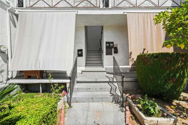 1200 N Kenmore Avenue, Los Angeles CA: https://media.crmls.org/medias/8df883b5-d633-4173-a0d6-9c75a4bb53a9.jpg
