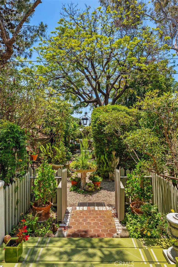 https://media.crmls.org/medias/8df8b7ae-2674-4b52-b3a1-931459c9ee4a.jpg?preset=X-Large