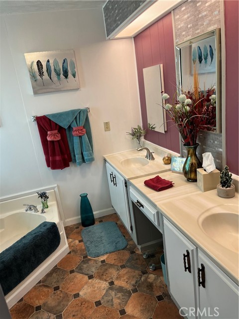 55524 Yucca Trail, Yucca Valley CA: https://media.crmls.org/medias/8df92129-ca90-487f-a61e-23d362b96e7c.jpg
