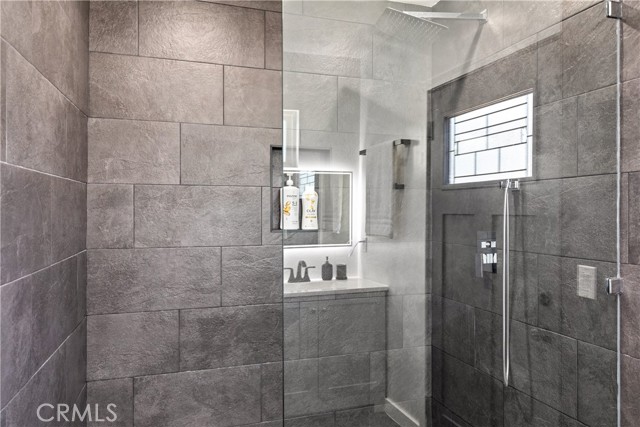 Detail Gallery Image 12 of 22 For 6535 Mary Ellen Ave, Valley Glen,  CA 91401 - 3 Beds | 2/1 Baths