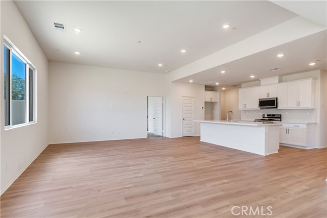 Detail Gallery Image 2 of 24 For 13739 Mesa View, Victorville,  CA 92392 - 4 Beds | 2 Baths