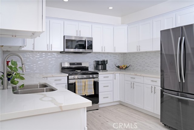 Detail Gallery Image 15 of 70 For 10660 Melvin Ave, Porter Ranch,  CA 91326 - 5 Beds | 3/1 Baths