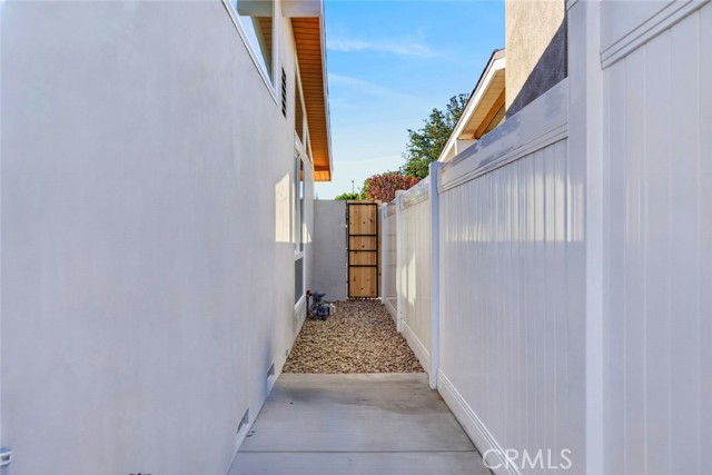 16445 Kingsbury photo 51