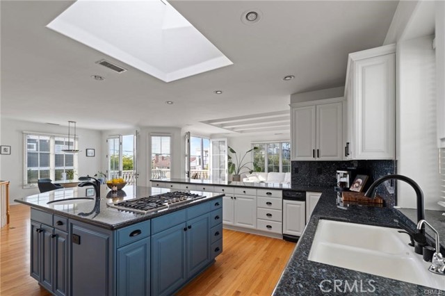 Detail Gallery Image 7 of 18 For 1002 5th St, Hermosa Beach,  CA 90254 - 5 Beds | 4/1 Baths