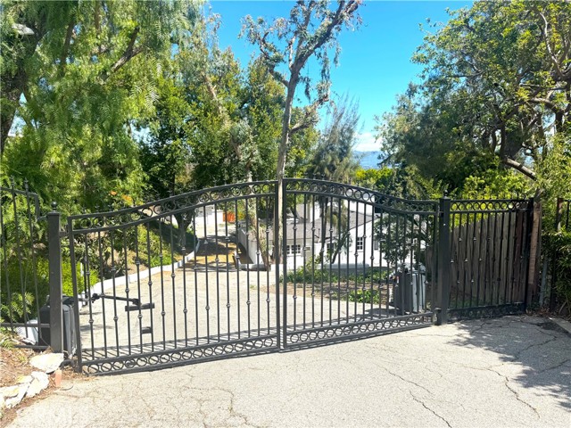 Detail Gallery Image 7 of 27 For 4800 Brewster Dr, Tarzana,  CA 91356 - 4 Beds | 4 Baths