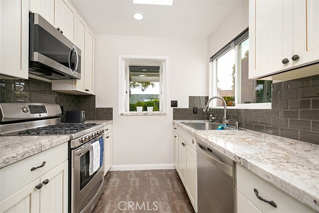 Detail Gallery Image 14 of 26 For 967 Oriole Dr, Laguna Beach,  CA 92651 - 2 Beds | 3 Baths