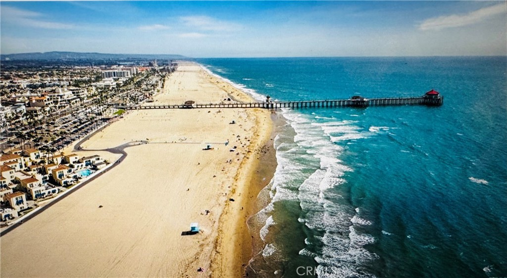 https://media.crmls.org/medias/8e06f7fc-ad0b-4ac6-9909-1e789150f277.jpg?preset=X-Large