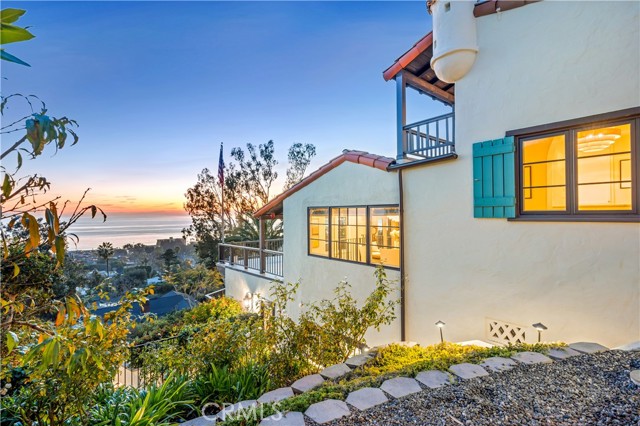 802 Rembrandt Drive, Laguna Beach CA: https://media.crmls.org/medias/8e08fb02-1552-4d8d-a69d-37bd99d30596.jpg