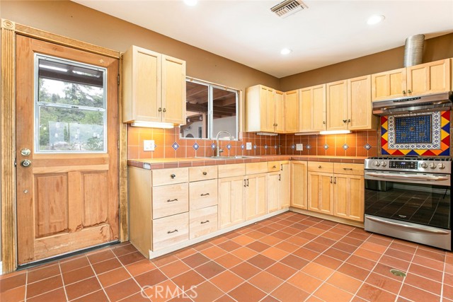 10630 Samoa Avenue, Tujunga CA: https://media.crmls.org/medias/8e098923-d916-4e4d-8b45-b9496fa262cf.jpg