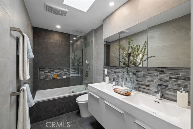 21 7th Place, Long Beach CA: https://media.crmls.org/medias/8e0a5185-35f6-4b47-a99c-231e515e7e13.jpg
