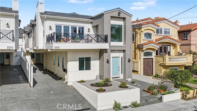 Detail Gallery Image 2 of 33 For 2205 Marshalfield a,  Redondo Beach,  CA 90278 - 4 Beds | 3/1 Baths