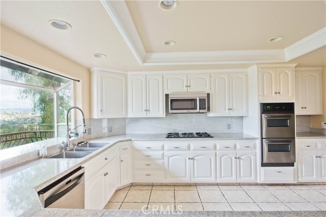 Detail Gallery Image 10 of 41 For 4389 San Blas Ave, Woodland Hills,  CA 91364 - 4 Beds | 2/1 Baths