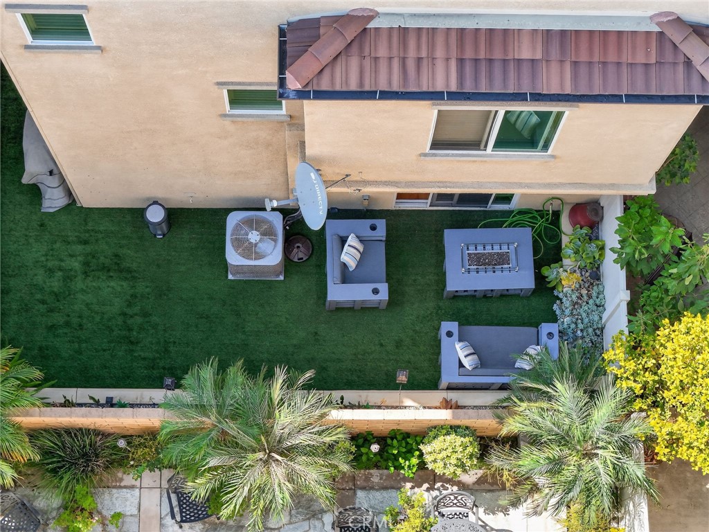 https://media.crmls.org/medias/8e0f2377-d694-458b-a338-6b00cb8b47fd.jpg?preset=X-Large