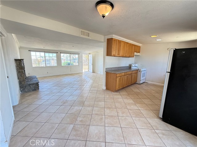 Detail Gallery Image 12 of 27 For 8461 Eucalyptus Ave, California City,  CA 93505 - 4 Beds | 1/1 Baths