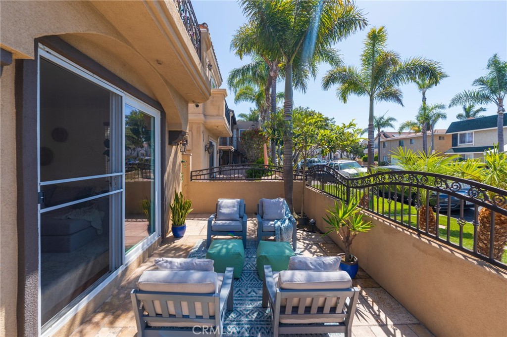 https://media.crmls.org/medias/8e0fb9b2-4e27-4c1f-b5d9-a528dd71aa57.jpg?preset=X-Large