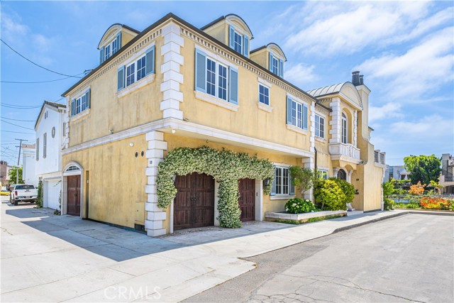 59 Rivo Alto Canal, Long Beach CA: https://media.crmls.org/medias/8e1101dc-0fff-47d2-bd62-3b1beb76caa6.jpg