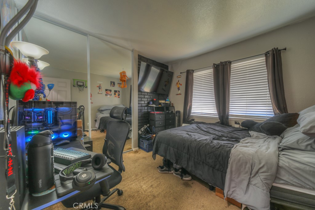 https://media.crmls.org/medias/8e12361b-0b19-4033-a39e-4859e83b91de.jpg?preset=X-Large