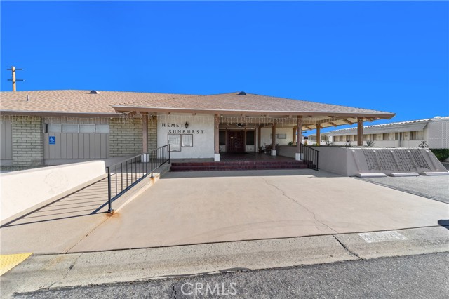 1895 W Devonshire Avenue, Hemet CA: https://media.crmls.org/medias/8e12bbc0-1ce7-4434-98d8-95b86e0394e2.jpg