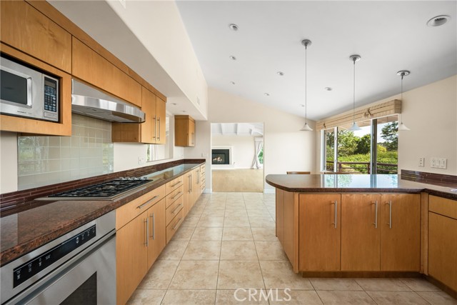 2815 Blue Water Drive, Corona del Mar CA: https://media.crmls.org/medias/8e12e8ba-7fa6-4f88-90c0-ce65d2e5d132.jpg