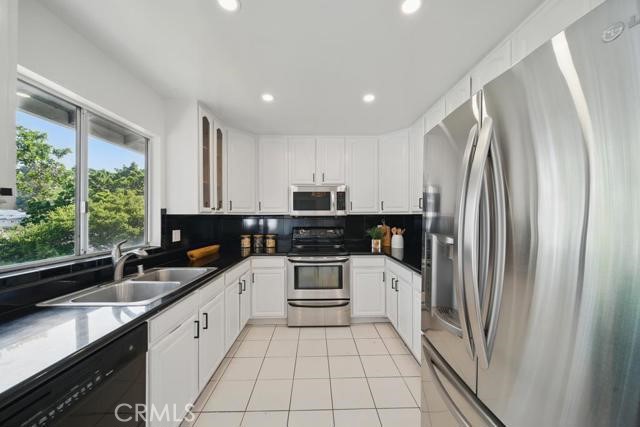 Detail Gallery Image 8 of 34 For 1406 Cedarwood, San Mateo,  CA 94403 - 4 Beds | 2/1 Baths