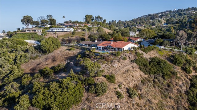 The home sits on a solid rock outcrop which offers seclusion and a sense of privacy.