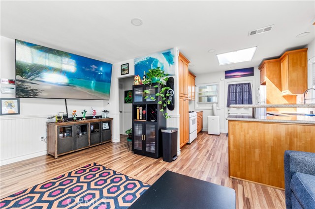 715 Olive Avenue, Huntington Beach CA: https://media.crmls.org/medias/8e15f4bc-af68-4273-a127-db771d1a3650.jpg