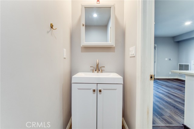 Detail Gallery Image 31 of 52 For 7796 Skyhill Drive, Los Angeles,  CA 90068 - 5 Beds | 3 Baths