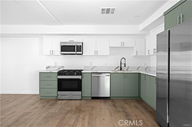 Detail Gallery Image 4 of 9 For 6832 Hazeltine Ave #1,  Van Nuys,  CA 91405 - 3 Beds | 3/1 Baths