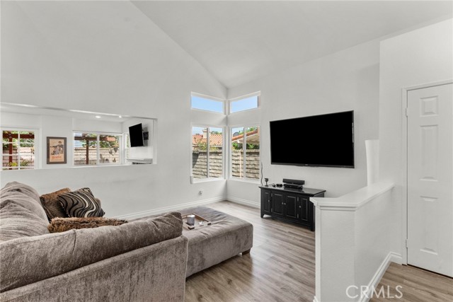 Detail Gallery Image 13 of 39 For 19777 Azure Field Dr, Newhall,  CA 91321 - 3 Beds | 3 Baths