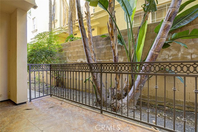 Detail Gallery Image 30 of 32 For 556 E Palm Ave #102,  Burbank,  CA 91501 - 3 Beds | 3 Baths