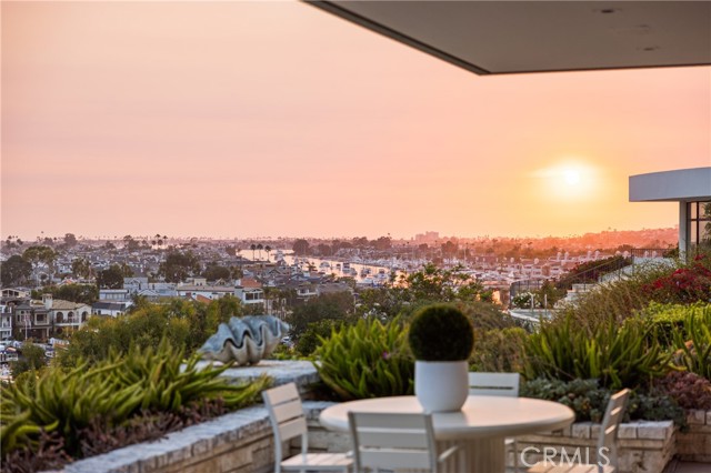 1535 Dolphin Terrace, Corona del Mar CA: https://media.crmls.org/medias/8e28db36-21d6-45e9-87e7-d7f810d11183.jpg