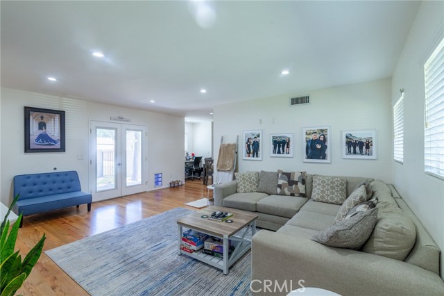 Image 3 of 34 For 10838 Burnet Avenue