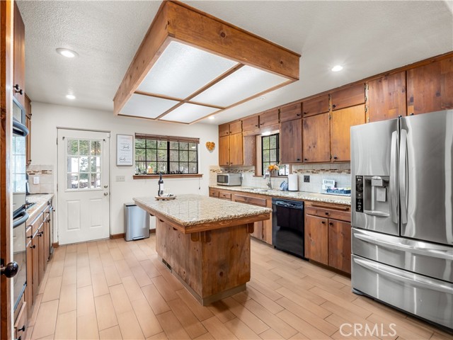 Detail Gallery Image 14 of 53 For 39095 Ridge Rd, Shaver Lake,  CA 93664 - 5 Beds | 3/1 Baths