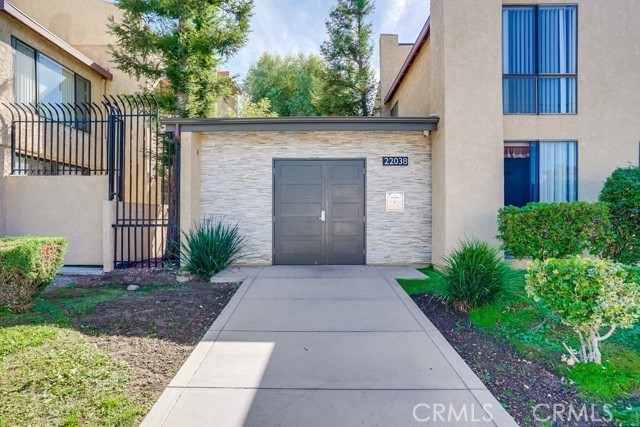 22038 Vanowen Street, Woodland Hills CA: https://media.crmls.org/medias/8e2e6bc3-10e5-4e20-b775-442878b88422.jpg