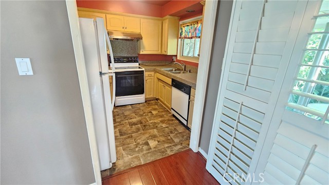 Detail Gallery Image 5 of 39 For 22619 Nadine Cir #B,  Torrance,  CA 90505 - 2 Beds | 1/1 Baths