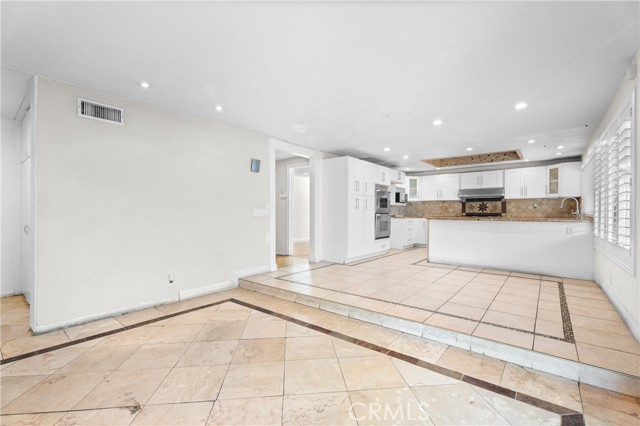 25496 Coral Wood Street, Lake Forest CA: https://media.crmls.org/medias/8e300db2-bbab-401c-b15a-969de9fc81c3.jpg