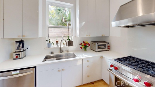 Detail Gallery Image 9 of 10 For 12930 Gilmore Ave, Los Angeles,  CA 90066 - 3 Beds | 2 Baths