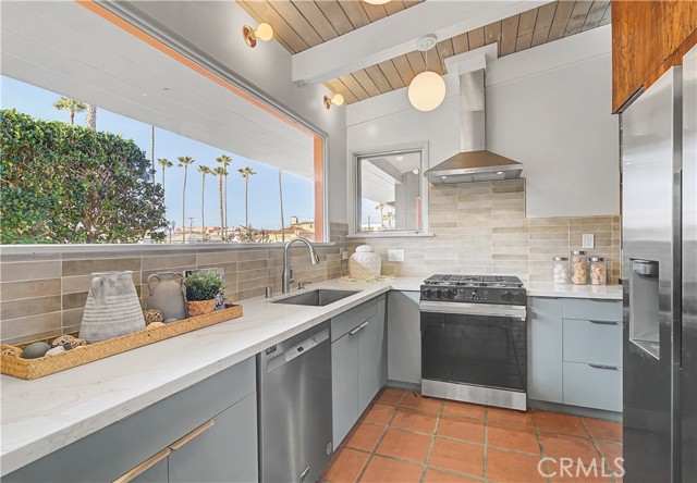 Detail Gallery Image 8 of 45 For 201 Avenue G, Redondo Beach,  CA 90277 - 4 Beds | 3 Baths