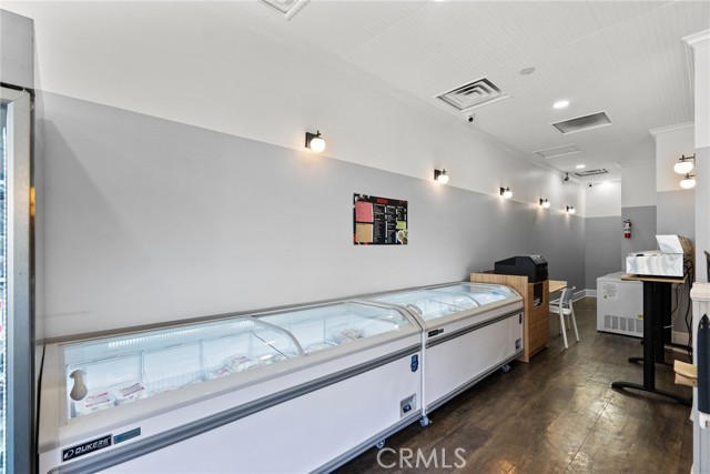 5466 Wilshire Boulevard, Los Angeles CA: https://media.crmls.org/medias/8e3472ea-e217-4a93-8442-037844d27037.jpg